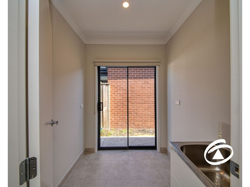 27 Cilroy Crescent, Cranbourne South VIC 3977