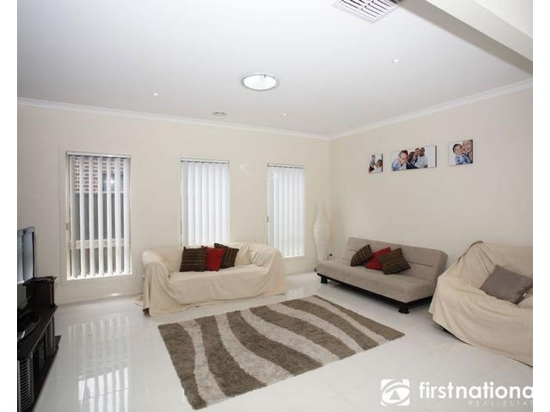 17 Peregrine Street, Cranbourne North VIC 3977