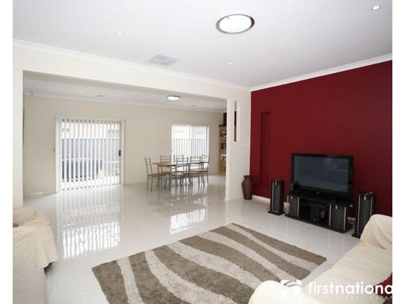 17 Peregrine Street, Cranbourne North VIC 3977