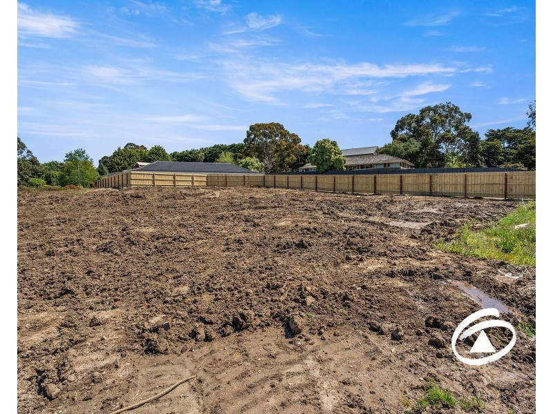 11 Memorial Drive, Narre Warren North VIC 3804