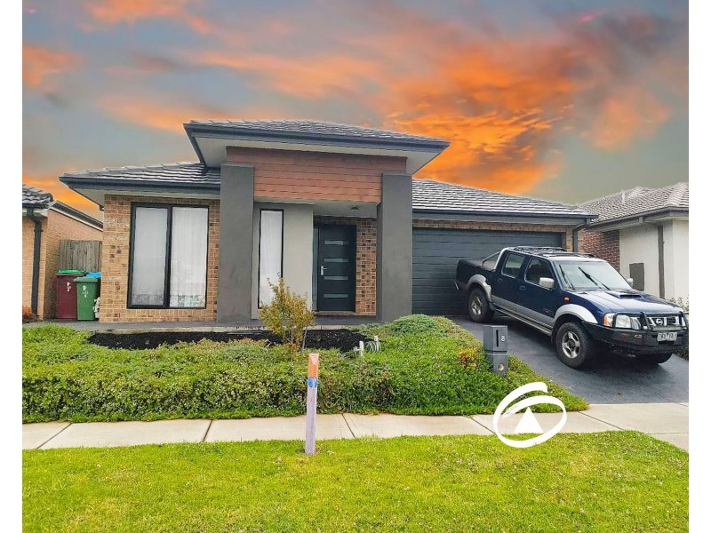 8 Chambers Crescent, Cranbourne North VIC 3977