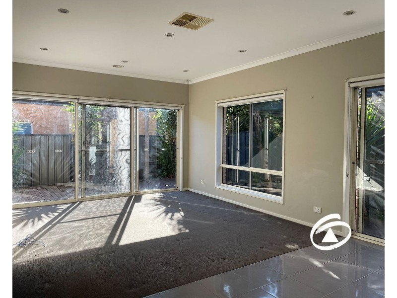 33 Connewara Crescent, Clyde North VIC 3978