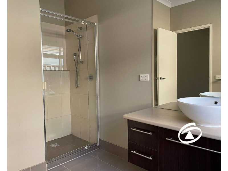 33 Connewara Crescent, Clyde North VIC 3978