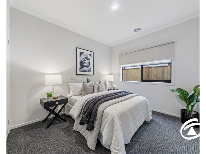 24 Ixia Street, Officer VIC 3809