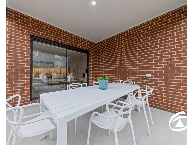 24 Ixia Street, Officer VIC 3809