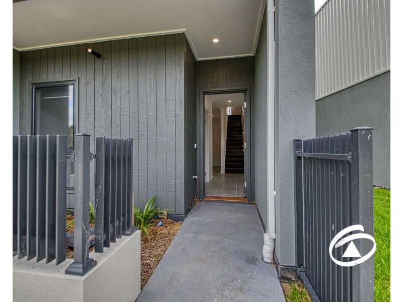 37 Travertine Loop, Berwick VIC 3806