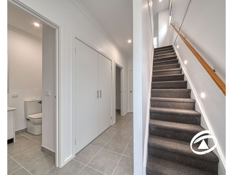 37 Travertine Loop, Berwick VIC 3806