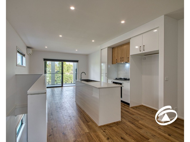 37 Travertine Loop, Berwick VIC 3806