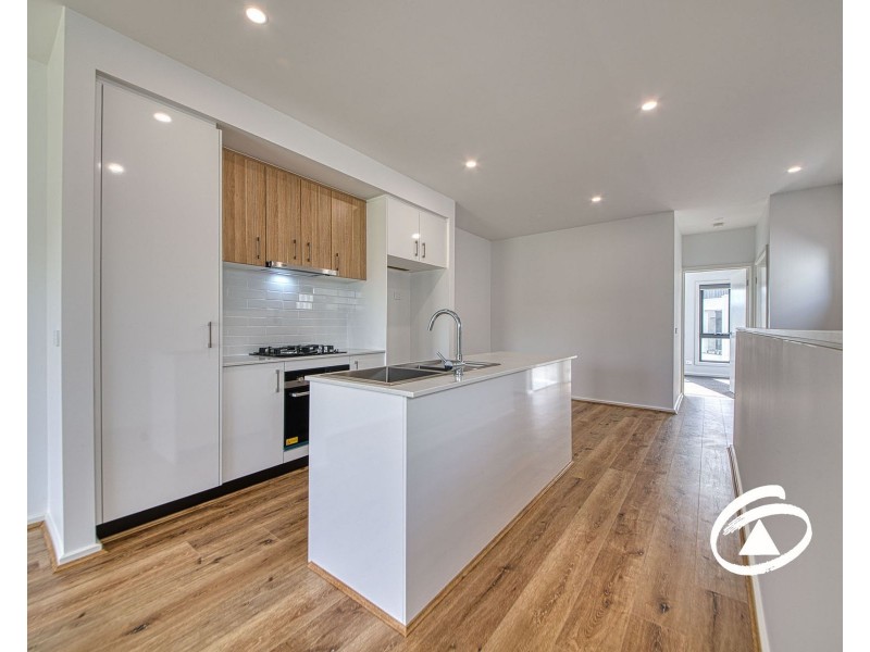 37 Travertine Loop, Berwick VIC 3806