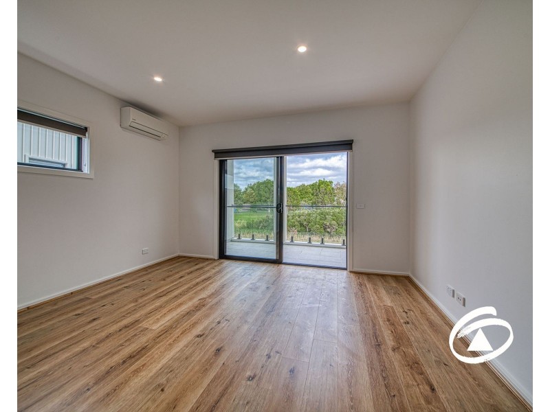37 Travertine Loop, Berwick VIC 3806