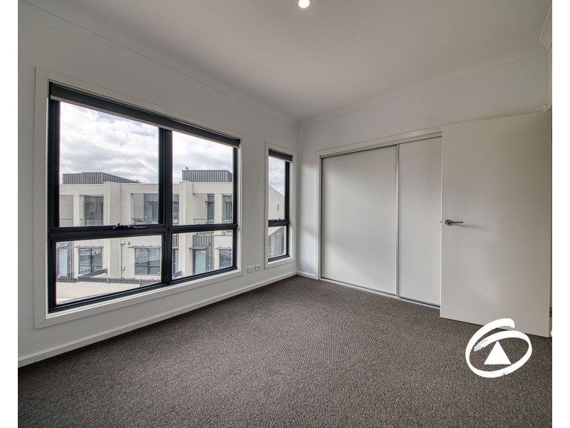 37 Travertine Loop, Berwick VIC 3806