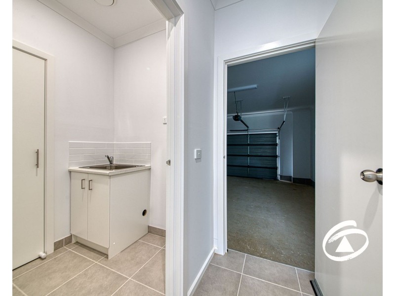 37 Travertine Loop, Berwick VIC 3806