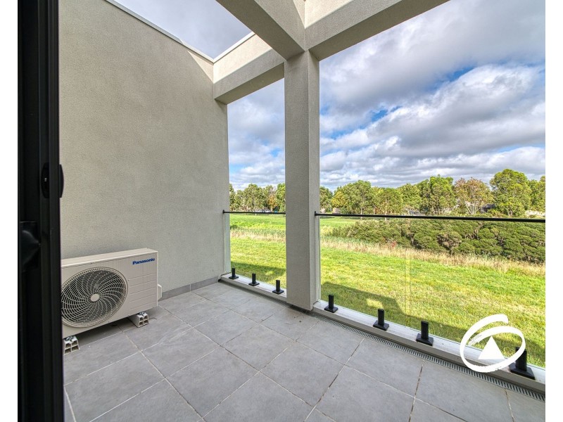 37 Travertine Loop, Berwick VIC 3806