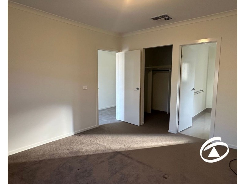 4 Noah Road, Clyde North VIC 3978