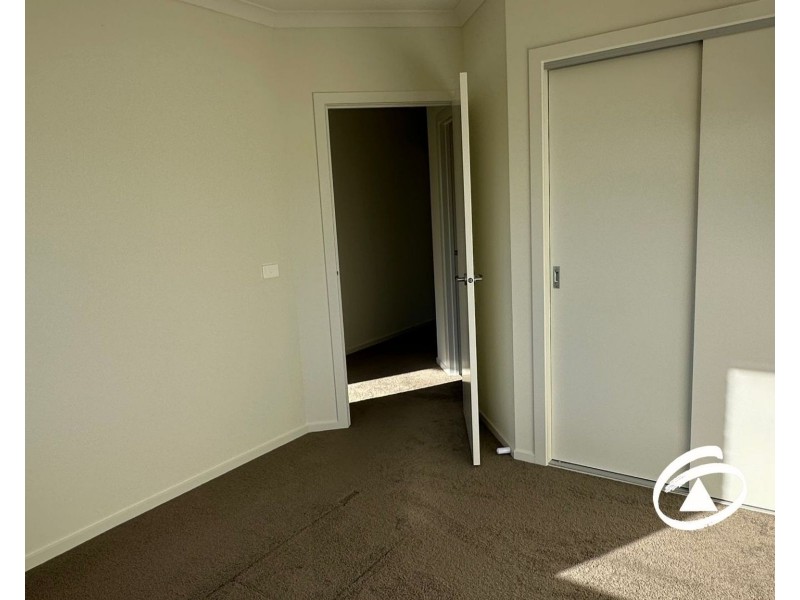 4 Noah Road, Clyde North VIC 3978