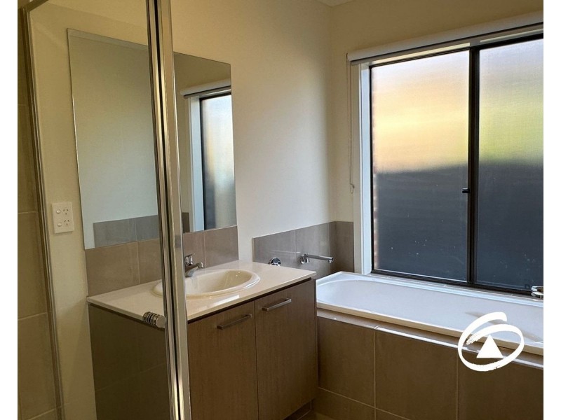 4 Noah Road, Clyde North VIC 3978