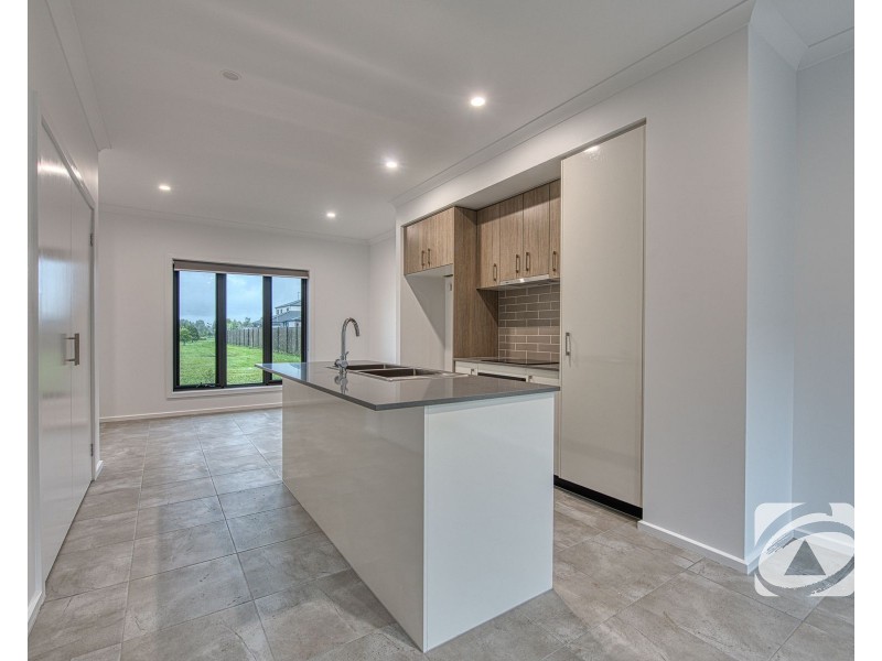 5 Noble Mews, Clyde North VIC 3978