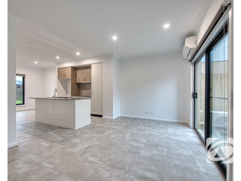 5 Noble Mews, Clyde North VIC 3978