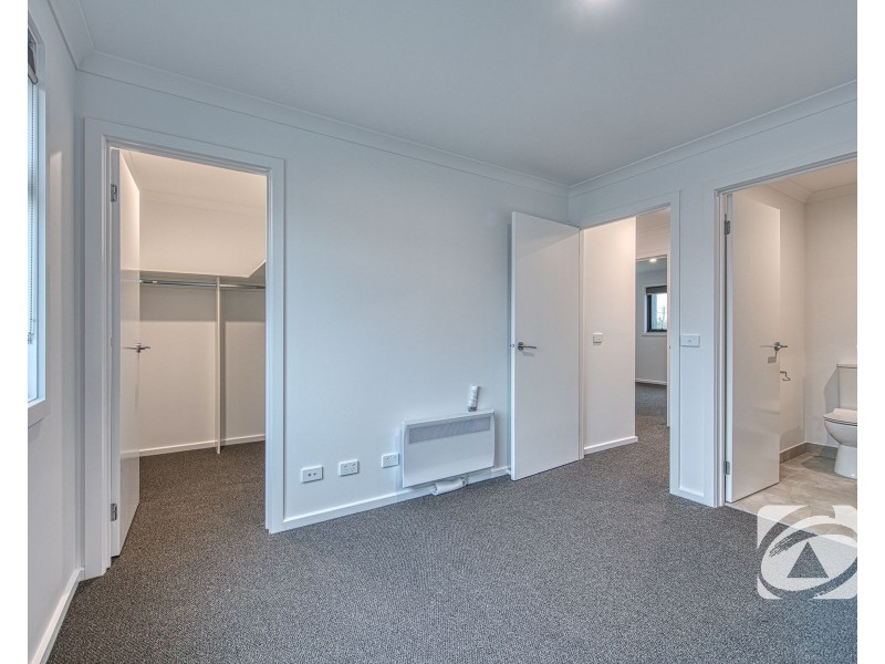 5 Noble Mews, Clyde North VIC 3978