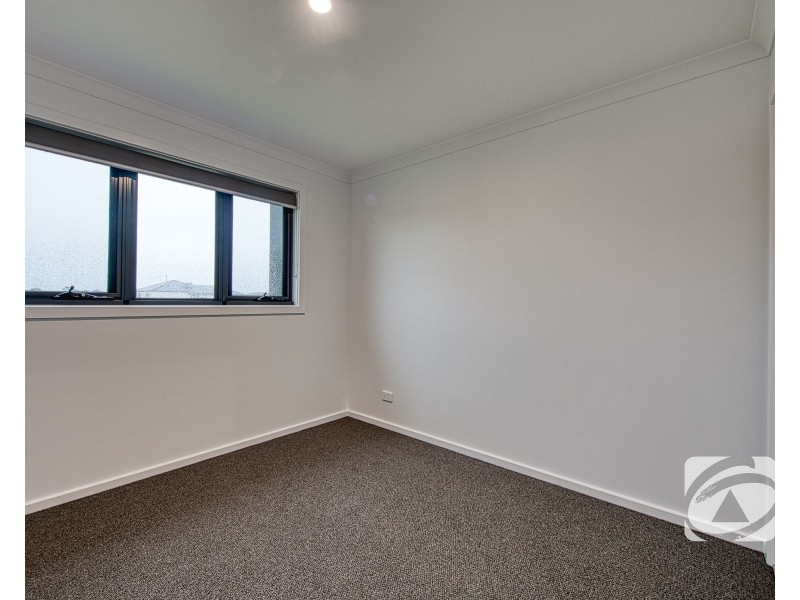 5 Noble Mews, Clyde North VIC 3978