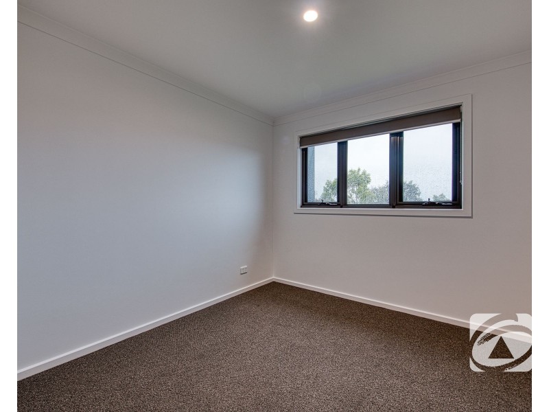 5 Noble Mews, Clyde North VIC 3978