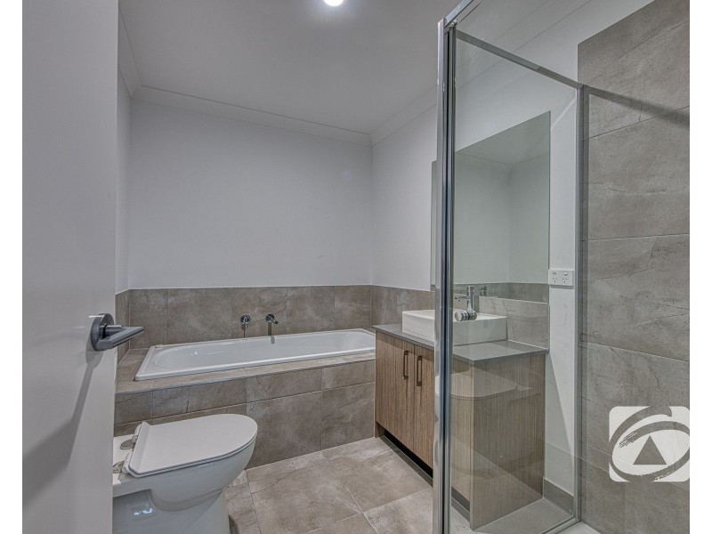 5 Noble Mews, Clyde North VIC 3978