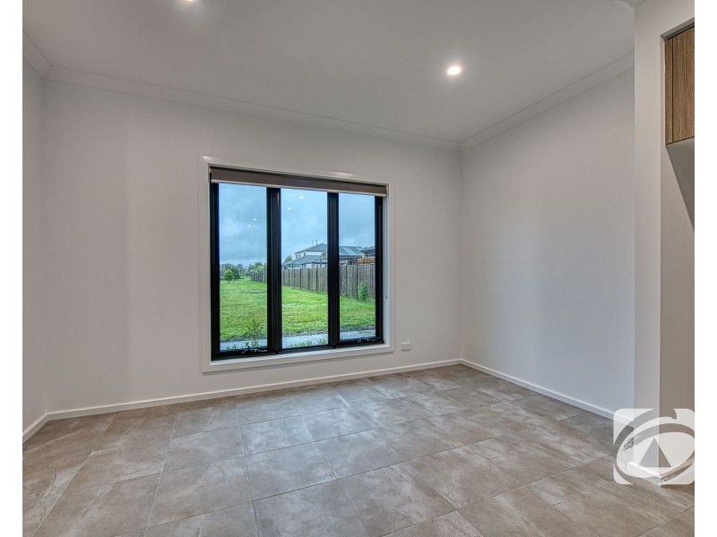 5 Noble Mews, Clyde North VIC 3978