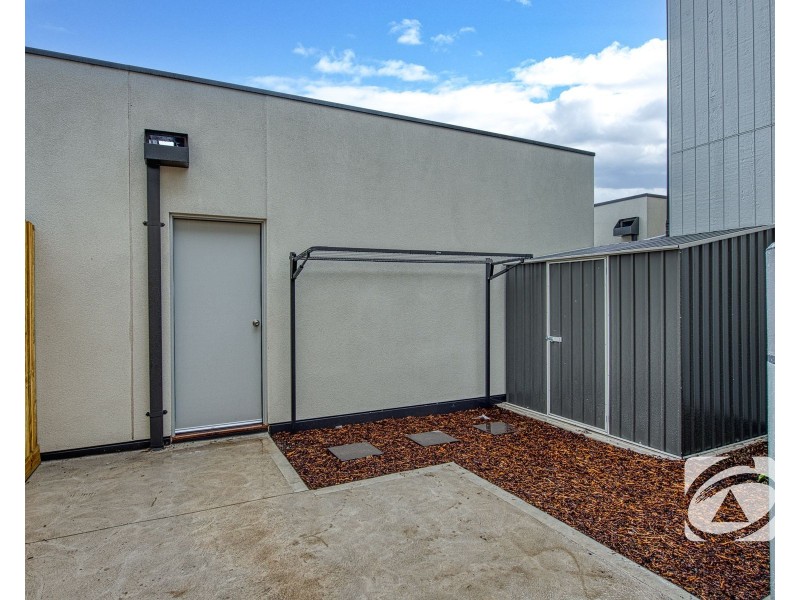 5 Noble Mews, Clyde North VIC 3978