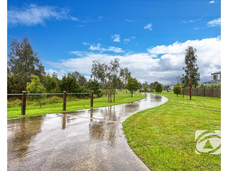 5 Noble Mews, Clyde North VIC 3978