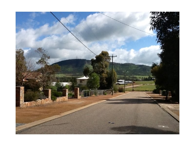 8 Thomson Street, York WA 6302