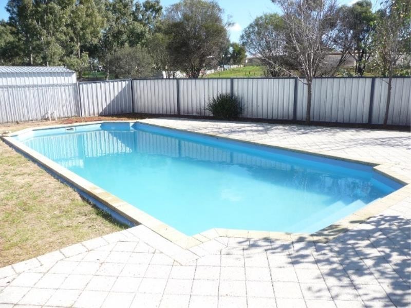 13 Ninth rd, York WA 6302