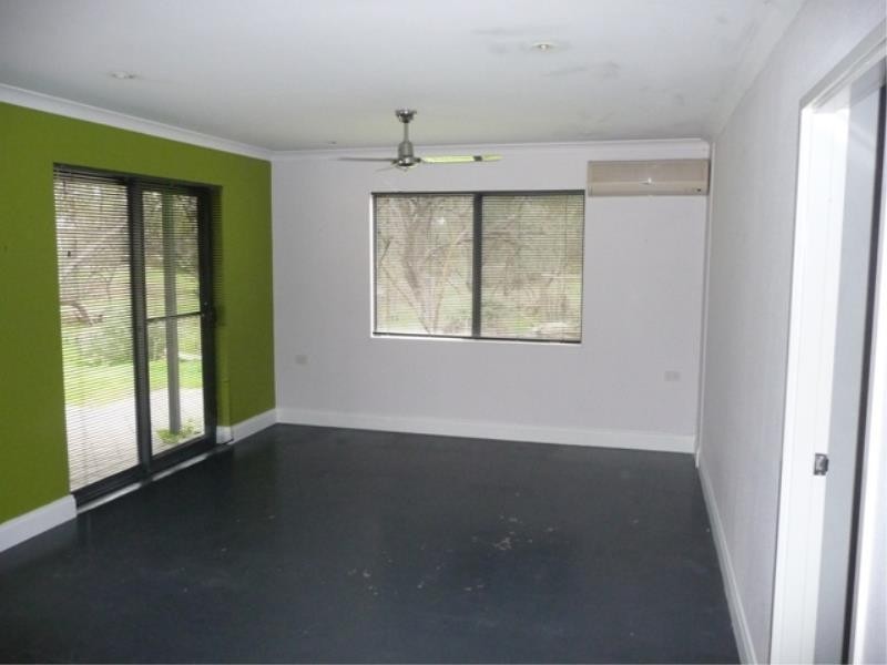 13 Ninth rd, York WA 6302