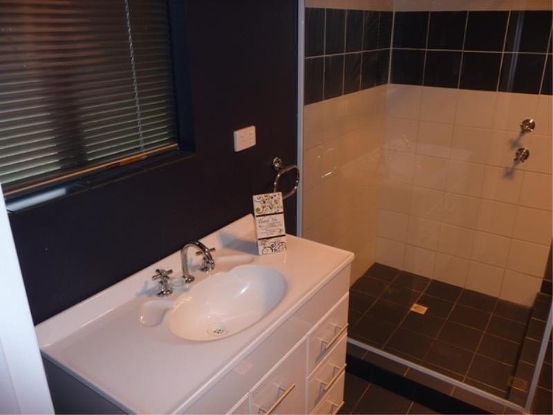 13 Ninth rd, York WA 6302