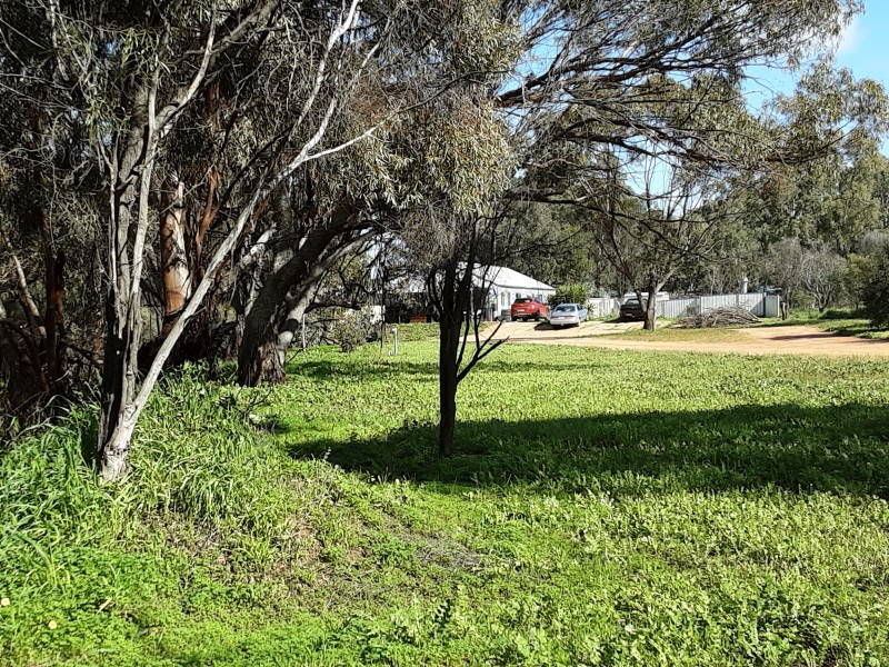 13 Ninth rd, York WA 6302