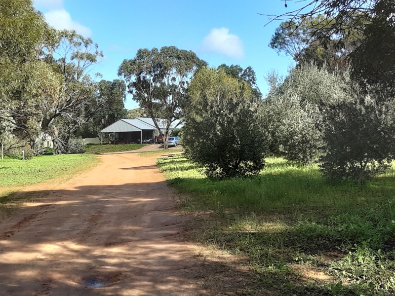 13 Ninth rd, York WA 6302