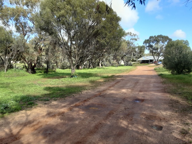 13 Ninth rd, York WA 6302