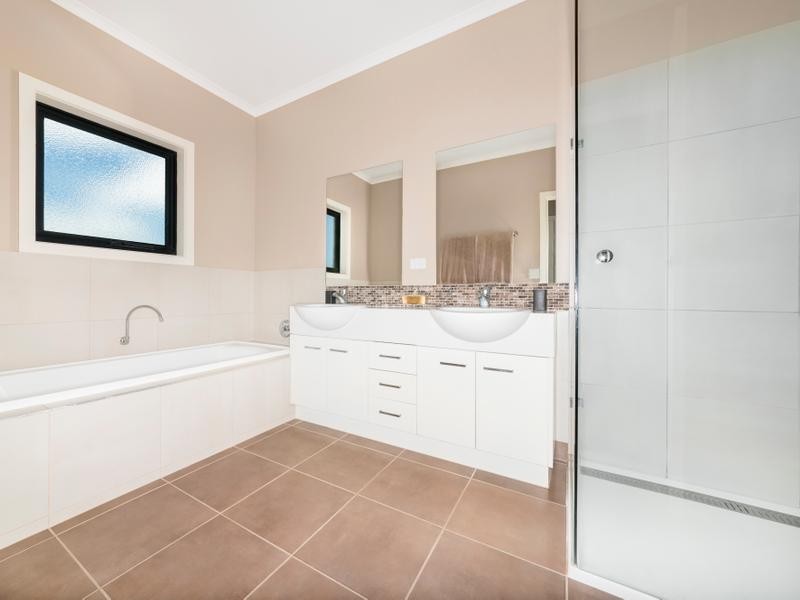 102 Pound Lane, Mortlake VIC 3272