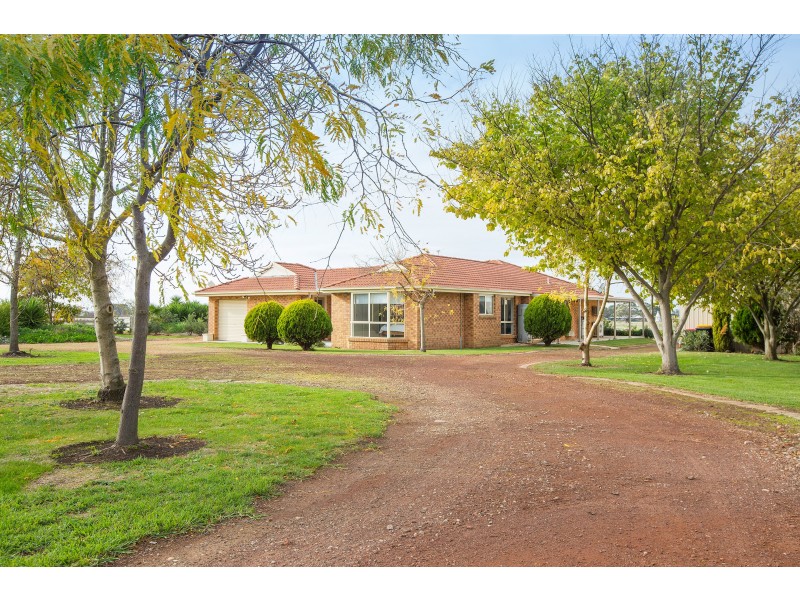 812 Hopkins Highway, Grassmere VIC 3281