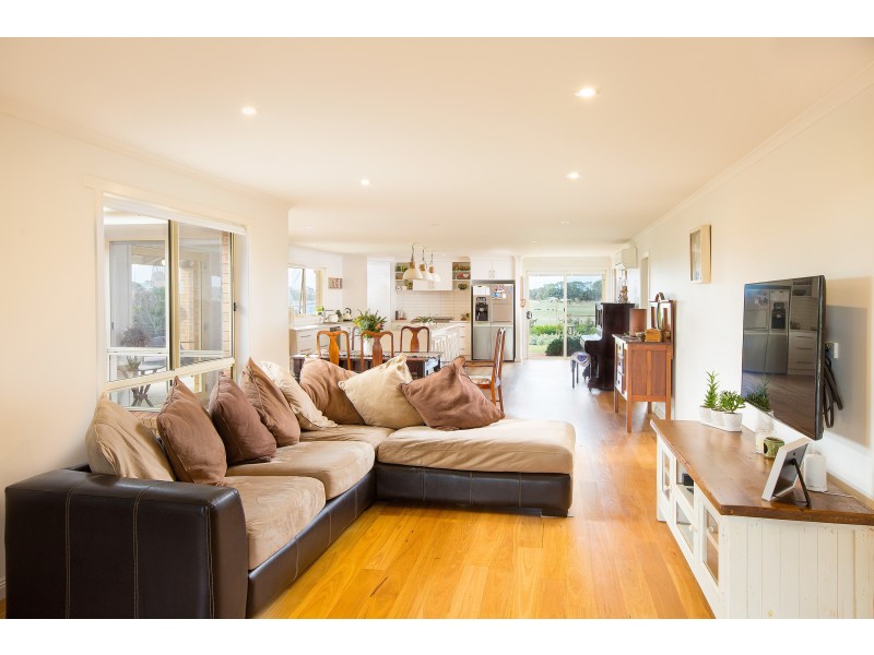 812 Hopkins Highway, Grassmere VIC 3281