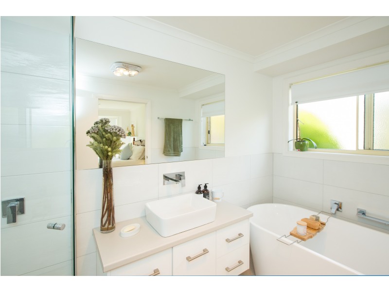 812 Hopkins Highway, Grassmere VIC 3281