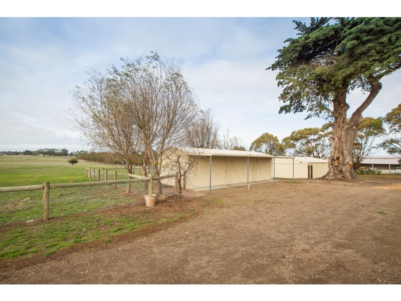812 Hopkins Highway, Grassmere VIC 3281
