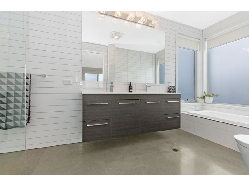 99 W Schultz Road, Hamilton VIC 3300