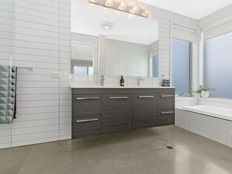 99 W Schultz Road, Hamilton VIC 3300