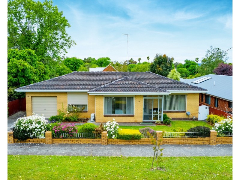 16 Chaucer Street, Hamilton VIC 3300