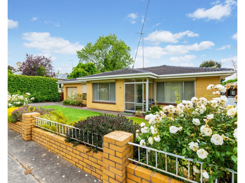 16 Chaucer Street, Hamilton VIC 3300