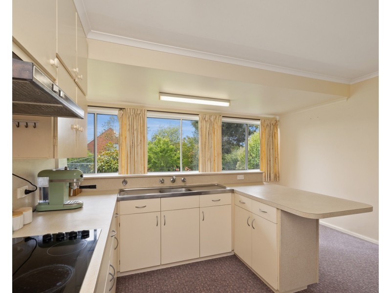 16 Chaucer Street, Hamilton VIC 3300