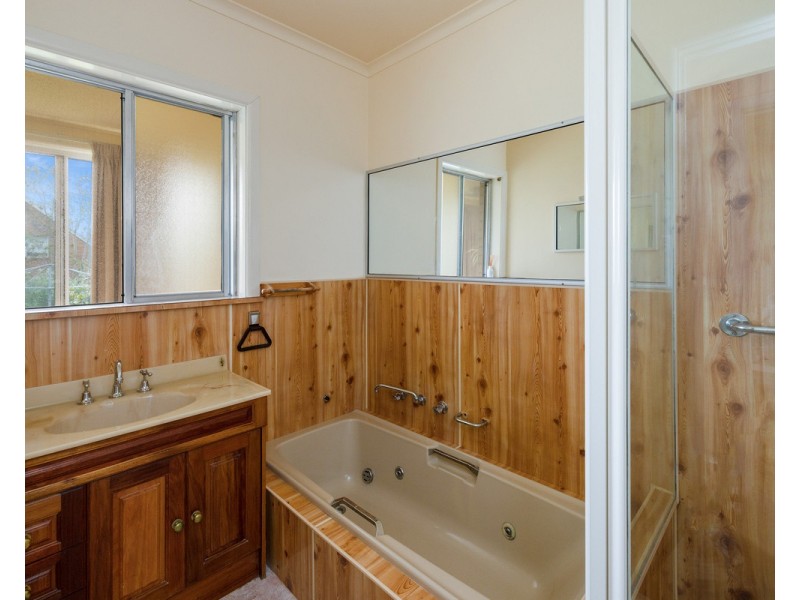 16 Chaucer Street, Hamilton VIC 3300