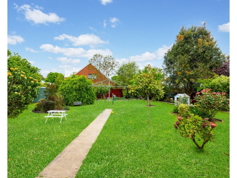 16 Chaucer Street, Hamilton VIC 3300