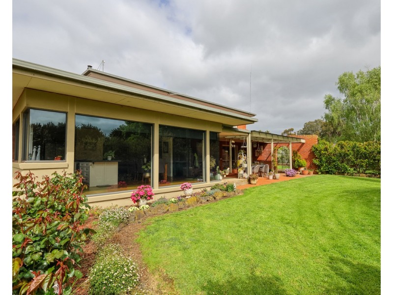 555 Mill Road, Strathkellar VIC 3301