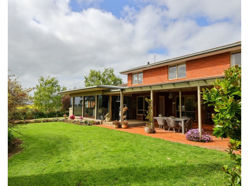 555 Mill Road, Strathkellar VIC 3301